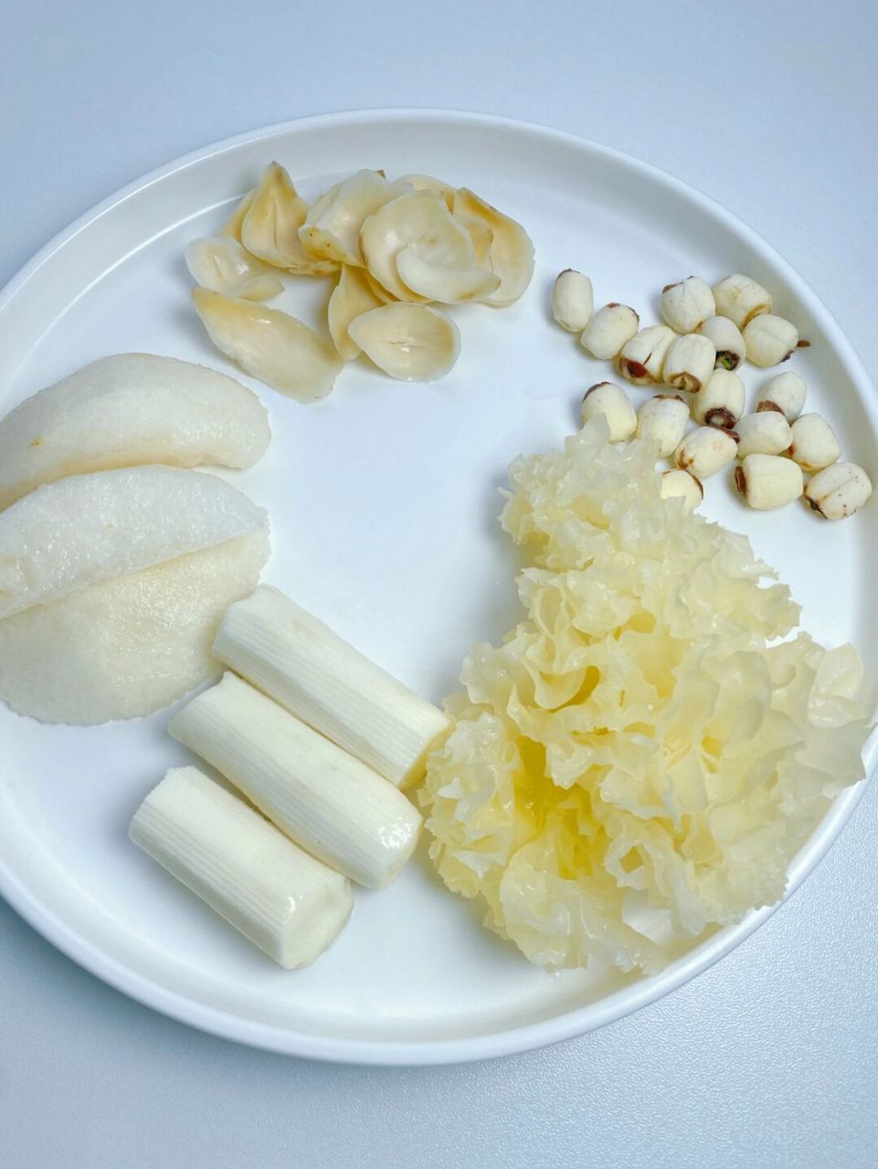 五白汤五种白色食材制作的豆浆! 这款汤具有滋阴养肺,清润去燥的功效!