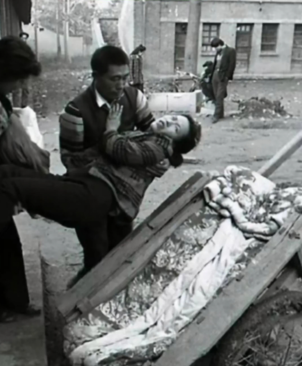 80年代,一位农村妇女做完"结扎手术"后的场景,面容扭曲非常痛苦.