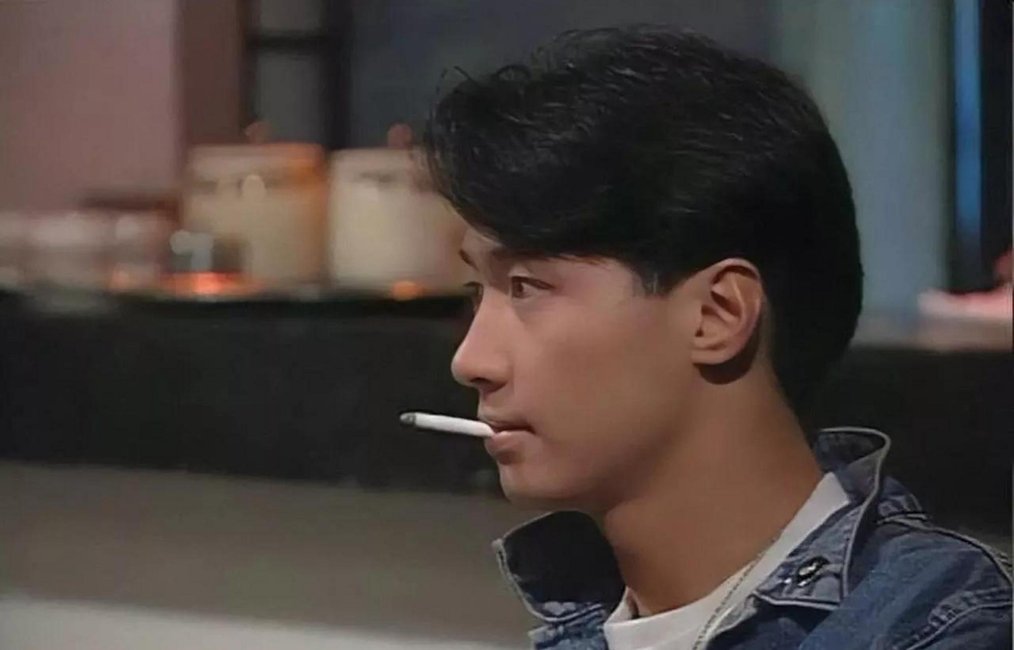 黎明leon抽烟,但很奇怪从来没看到过他公共场合抽烟的照片,都是在电影