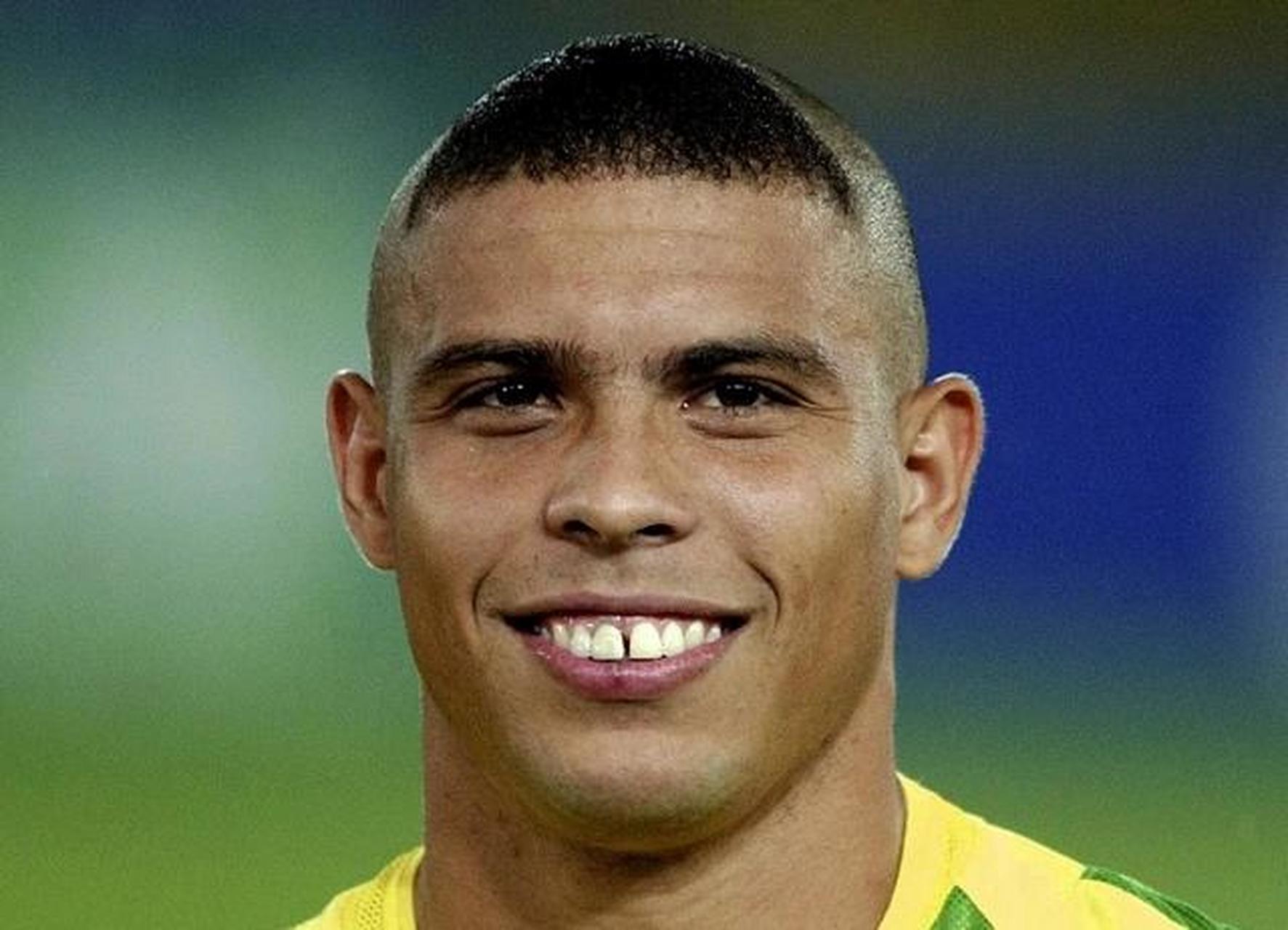 【罗纳尔多观战巴西比赛,观众席阿福头球迷走红】 本届卡塔尔世界杯