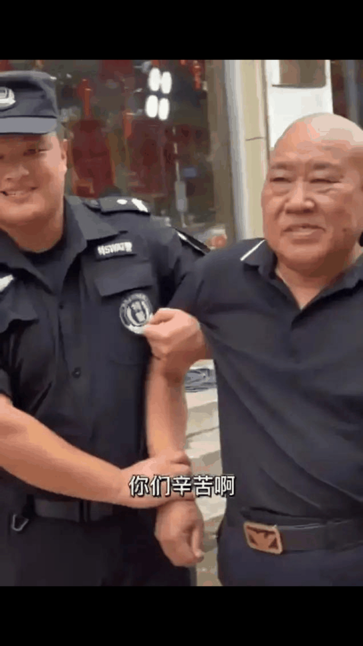 著名演员杜旭东竟然被警察叔叔给"抓"了, 还以为杜旭东摊上事了,原来