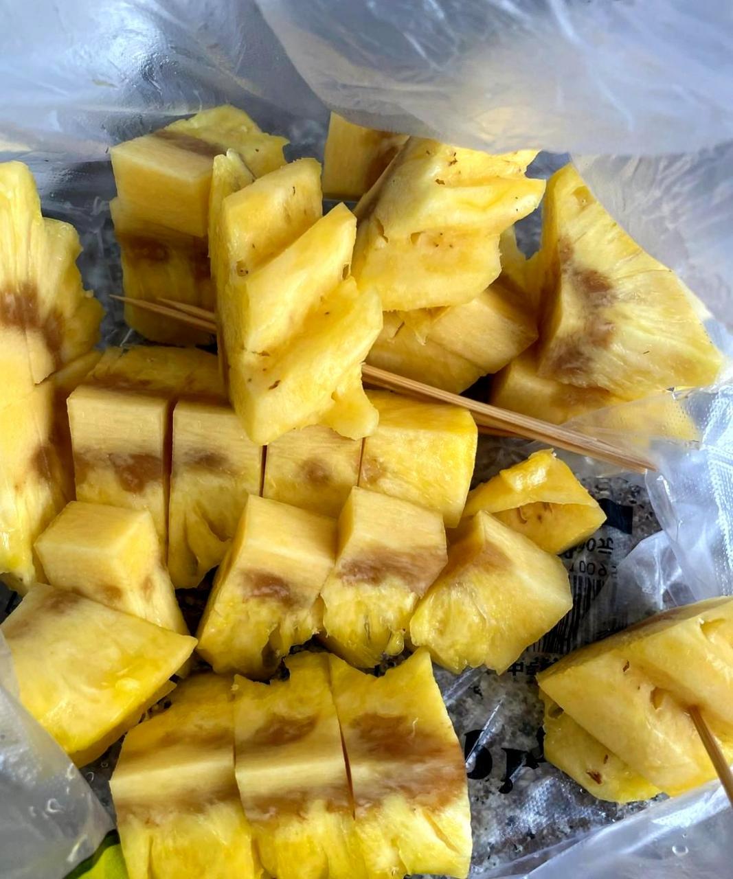 这个菠萝是黑心的,老板说.