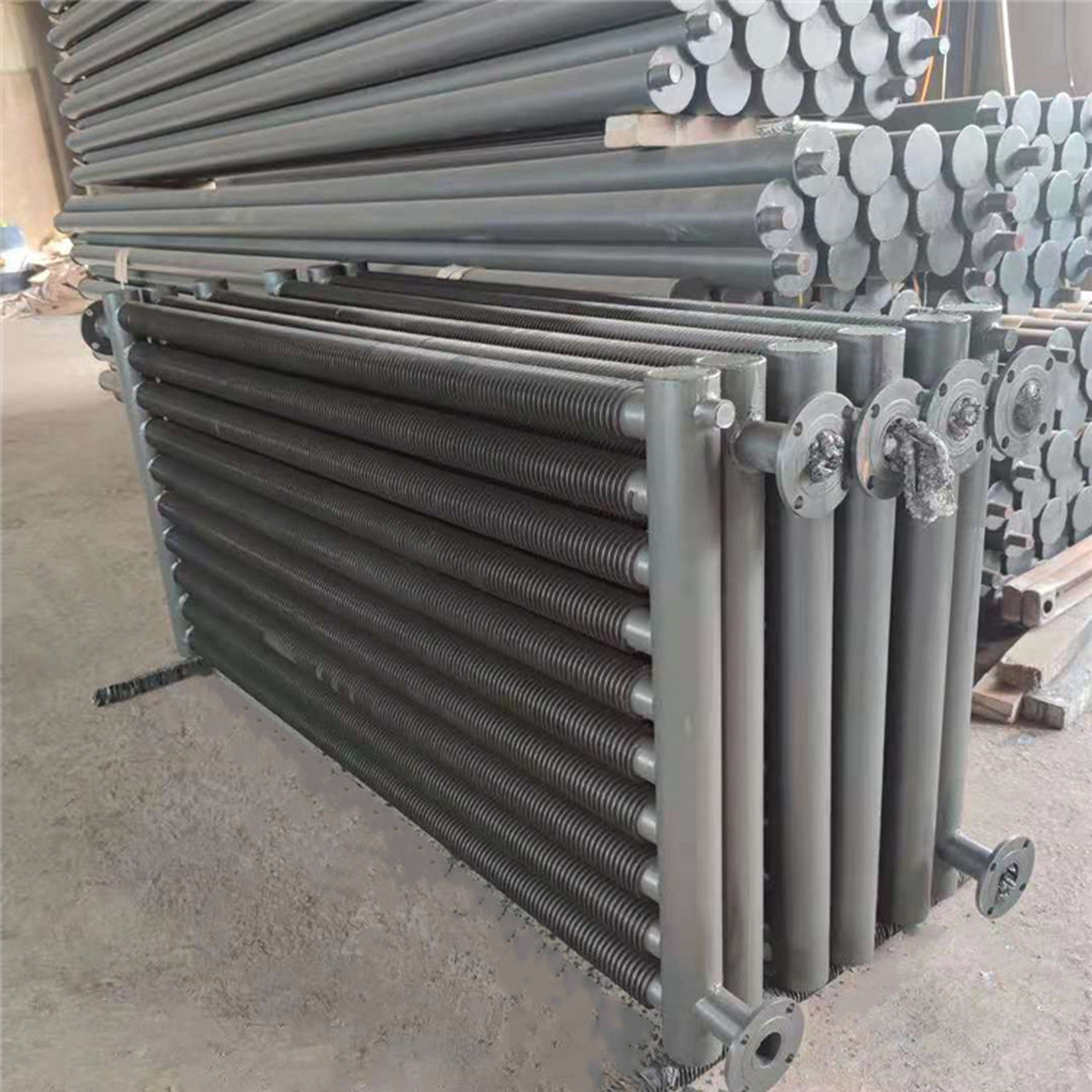 钢铝双金属翅片管散热器 翅片管散热器适应温度广,承受压力高等特点.