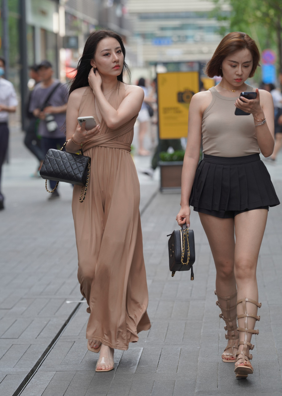 时尚姐妹花,永远不分家.#时尚街拍# #身材好要穿出来