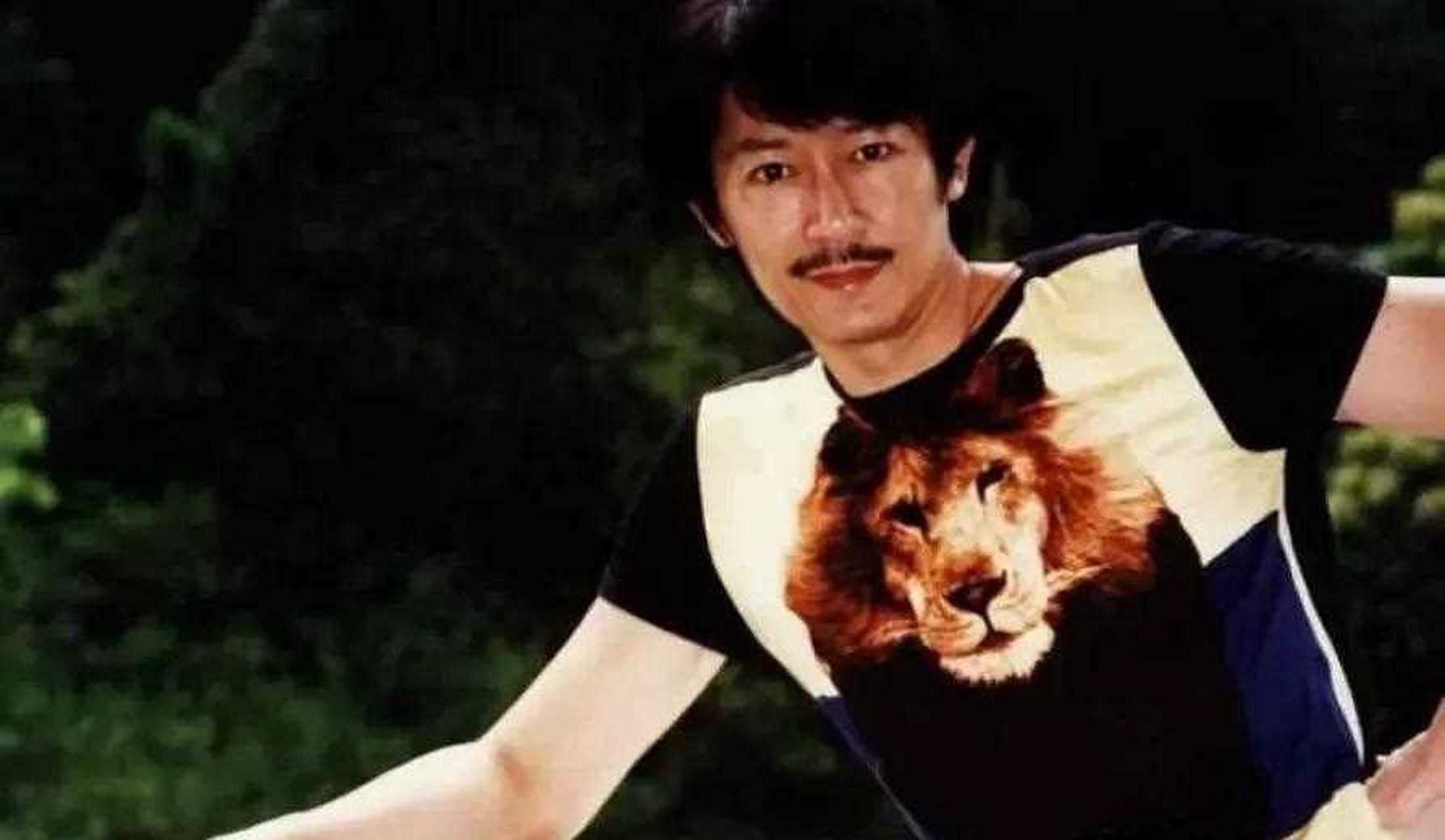 香港娱乐圈中的三位小胡子明星,形象上有很多相似之处,气质,性格和