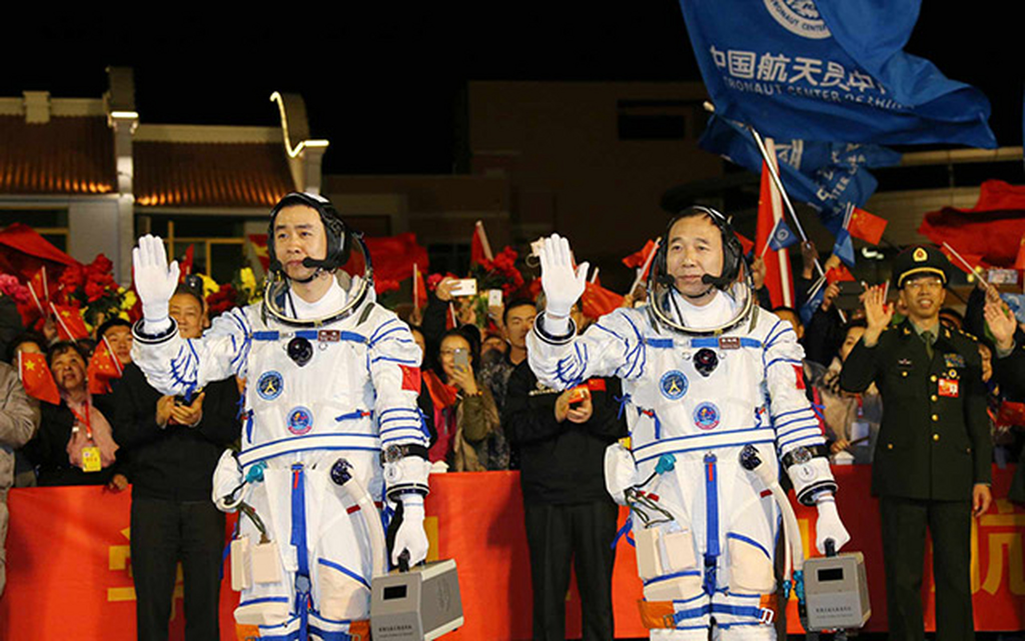 在中国载人航天飞行中,若飞船在轨发生应急状况延迟返回,或在返回时