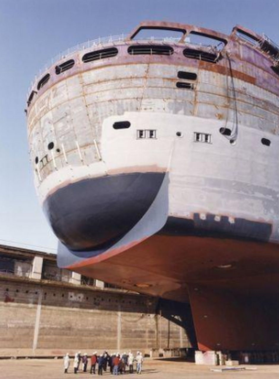 玛丽皇后号巨型邮轮,这艘邮轮可以搭载5000名游客,仅仅是锚链就有人的