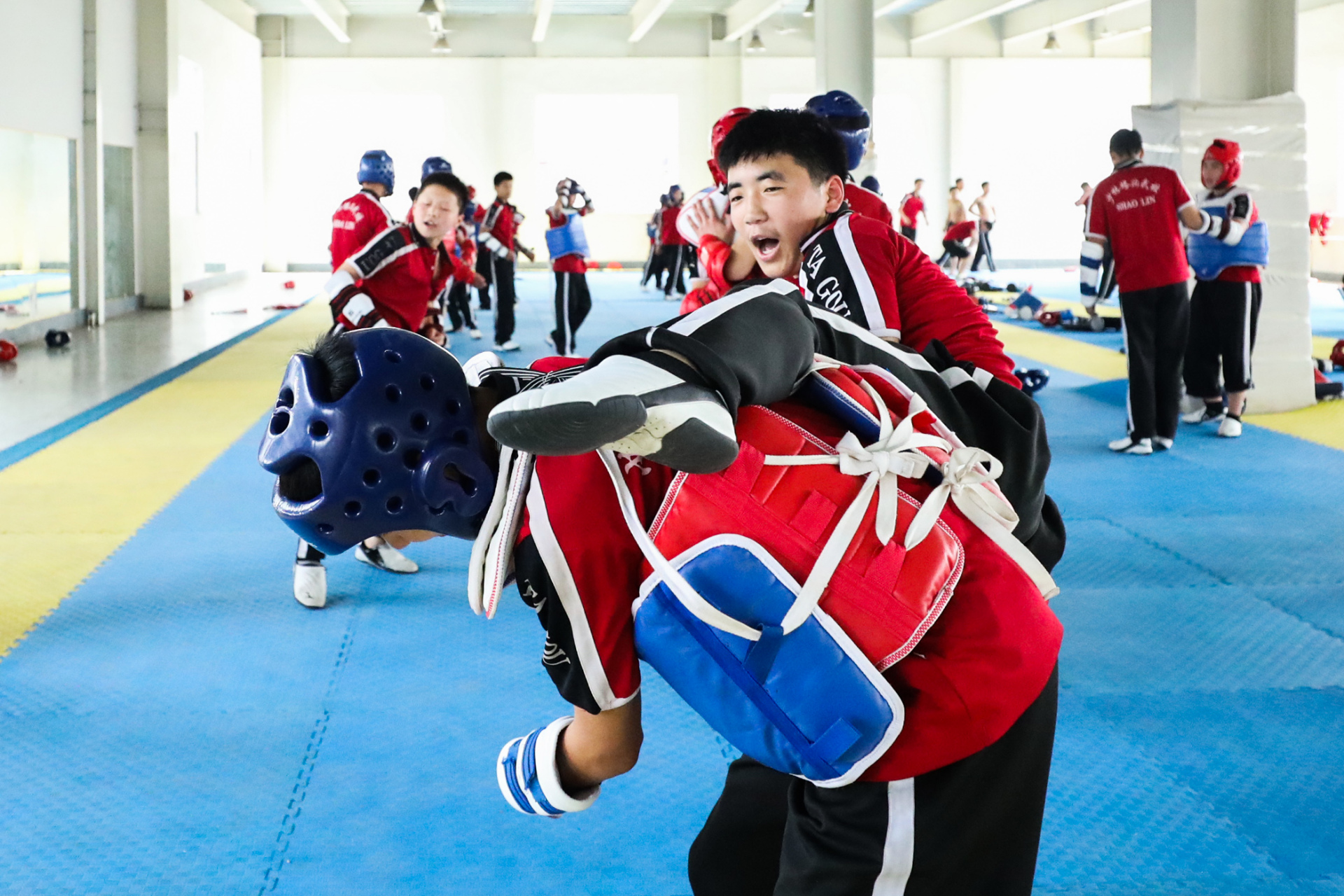 塔沟武校少年跆拳道队男孩的训练气氛异常火爆,同学们两两一组相互