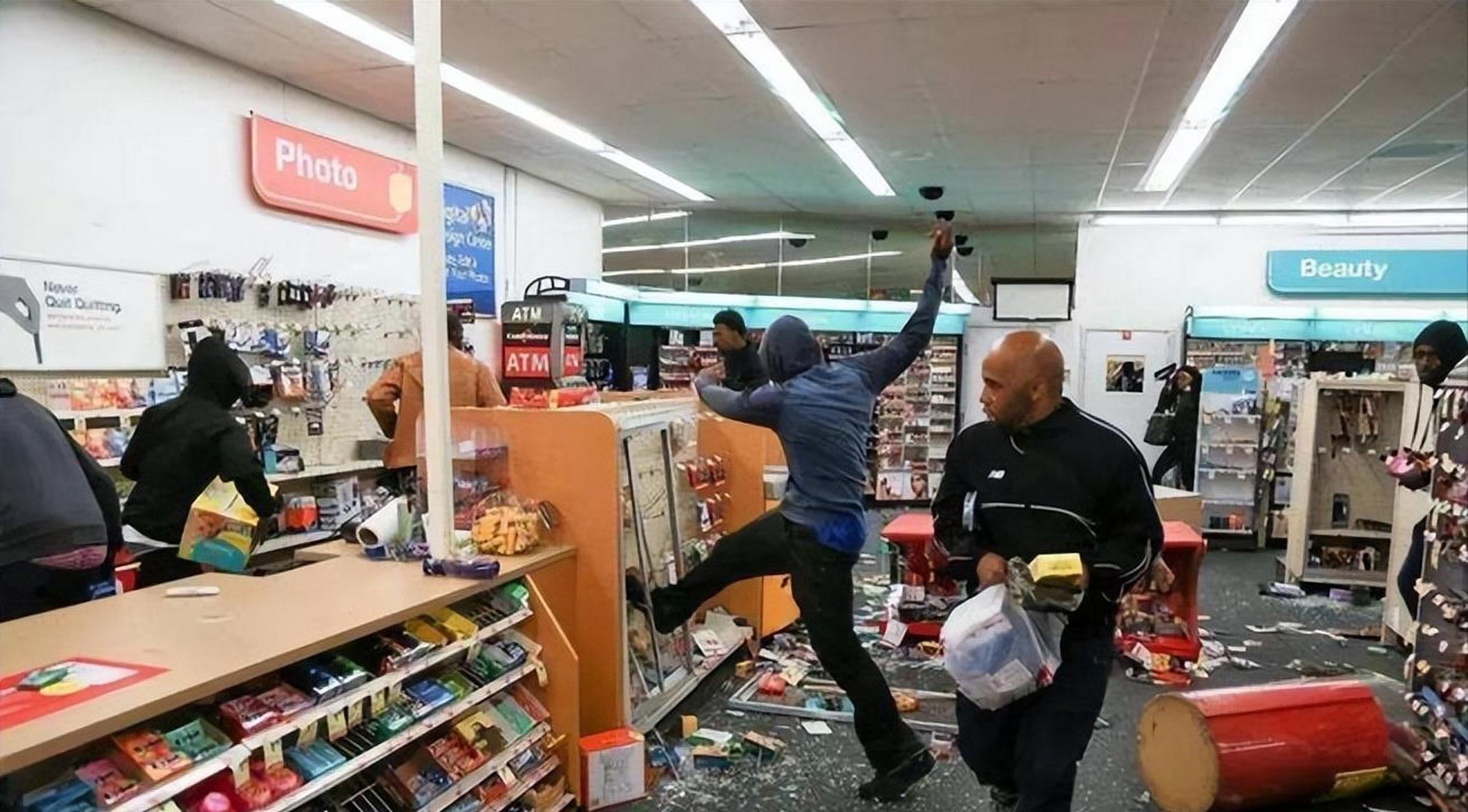 美国黑人再度组团实施"零元购",十多名美国黑人前往一家大商场,每个