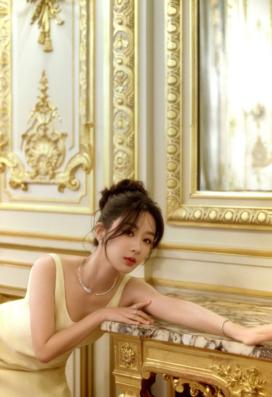 杨紫杨紫一袭黄色吊带的造型出席活动,她的时尚品味越来越好,忍不住为