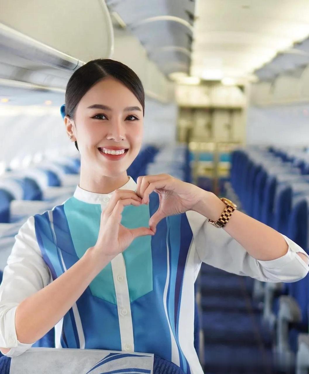 泰国空姐也有很美的,笑容甜蜜,既有亲和力又不高冷.