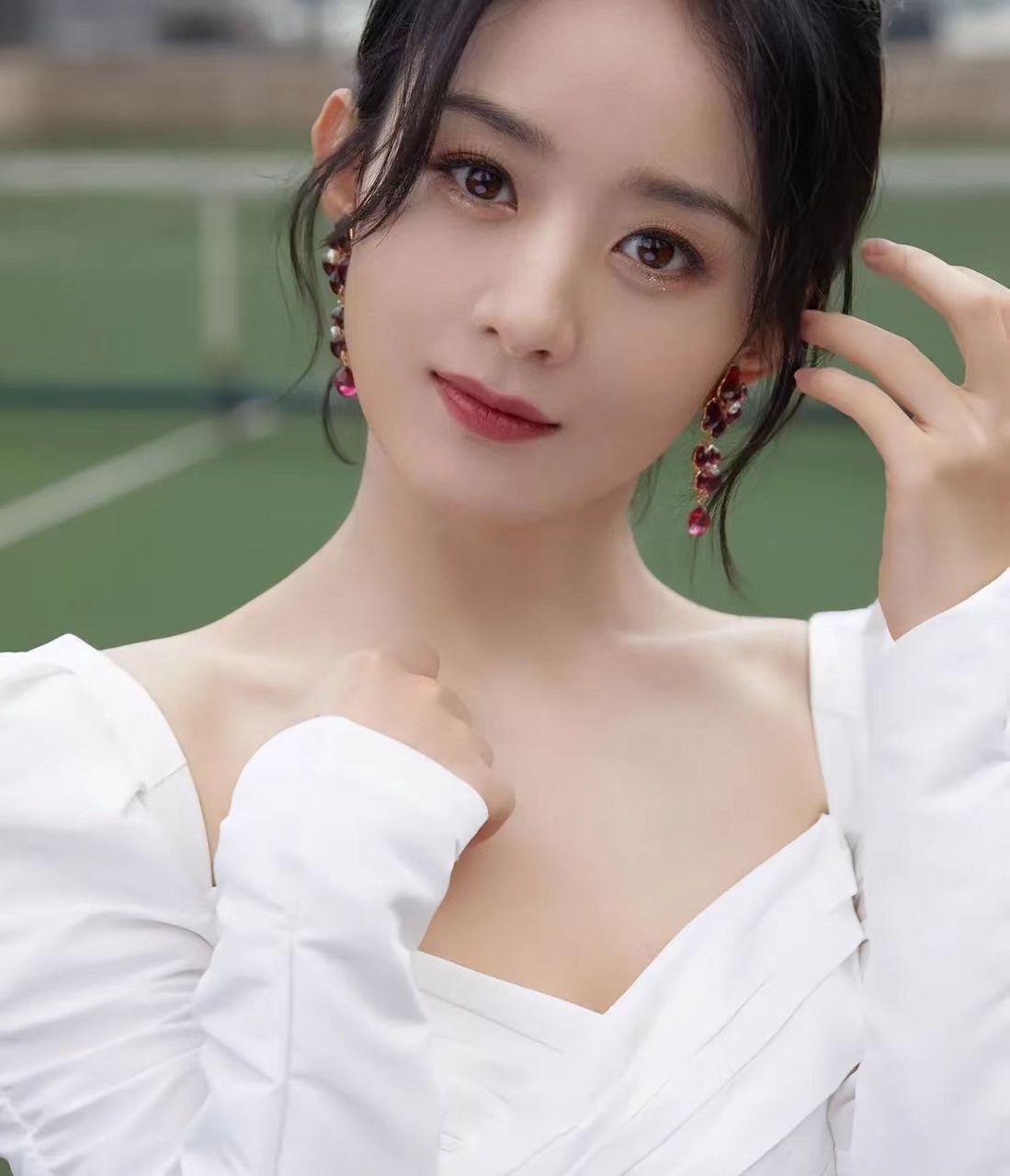 1,赵丽颖和成毅合作可能性不大,两人私下也不熟的.