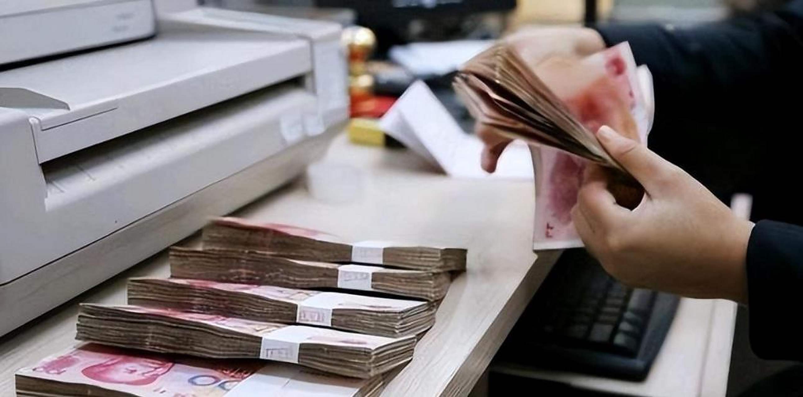 男子在银行柜台取4000元现金,使用时发现里面有一张假币.