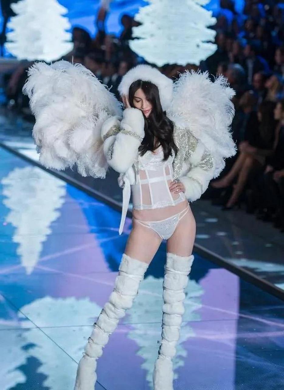 gif创作人# 何穗维密舞台魅力瞬间,能在维密秀场上走秀的那可一父个