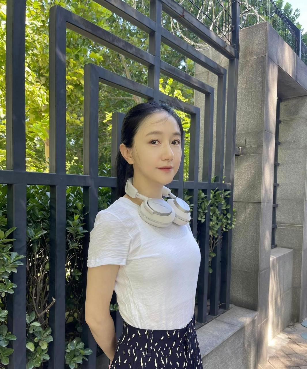 第二张图是我手动帮她加的痣,是不是立马就认出来了呢.