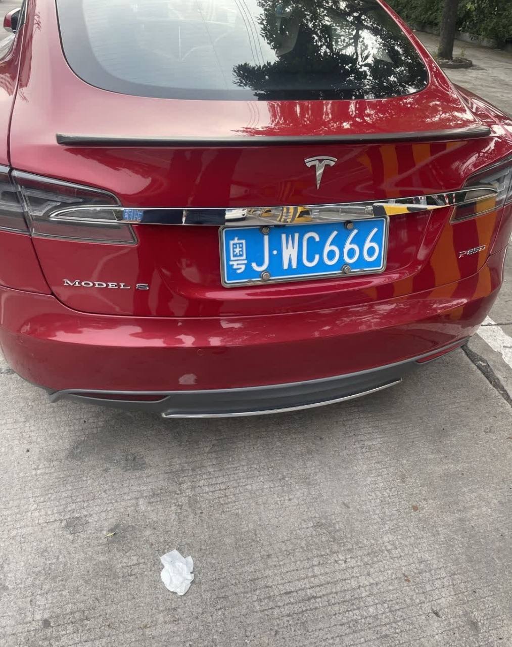 第一次见到蓝牌特斯拉,谁能告诉我这车是什么级别的?[得意]