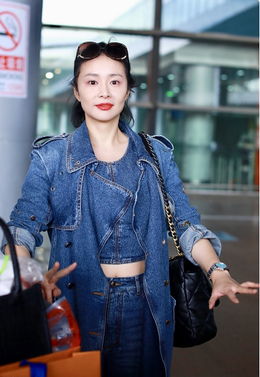 高叶在机场街拍,穿着风衣和牛仔外套搭配阔腿裤,墨镜时髦复古!