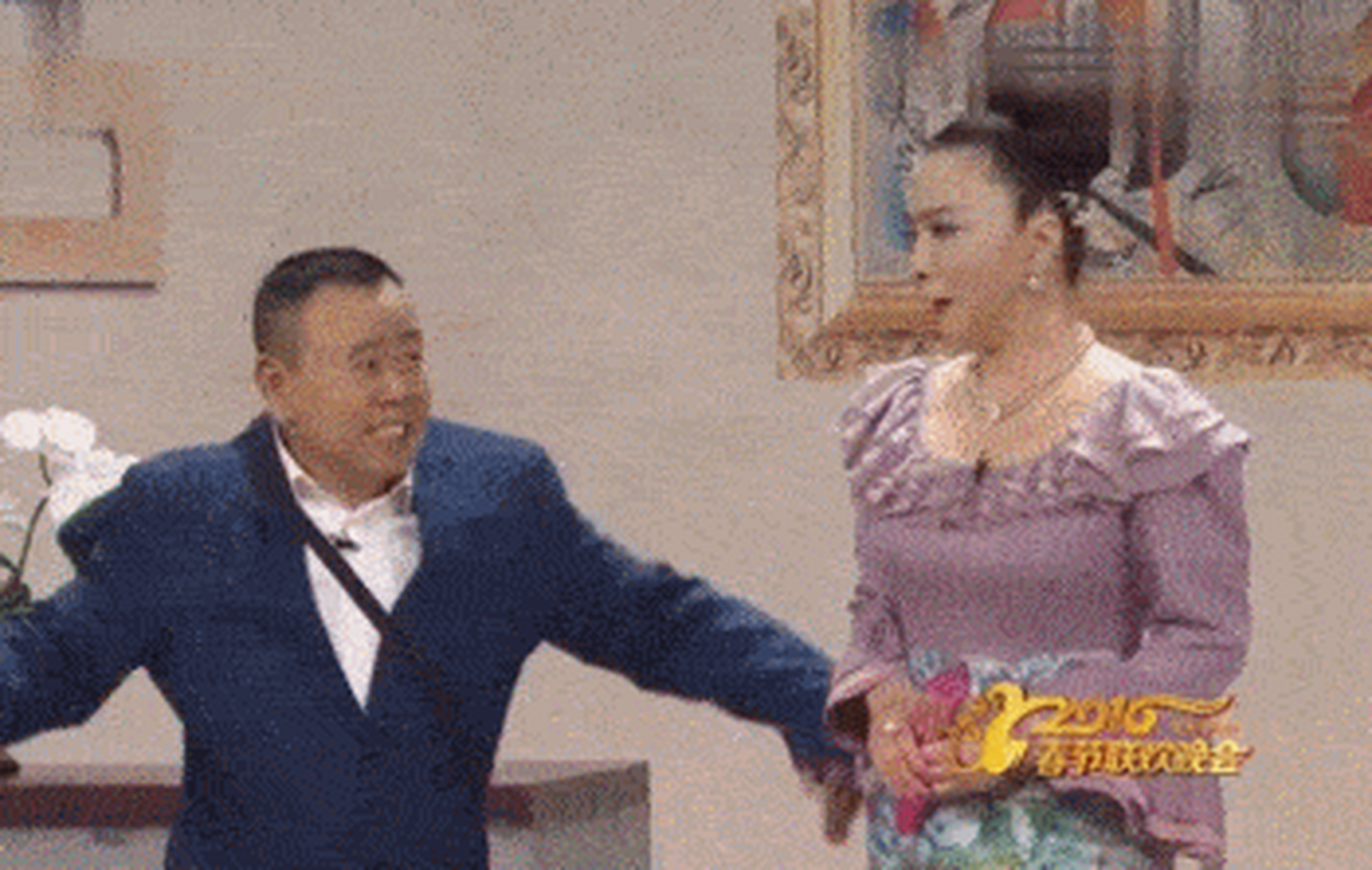 蔡明与潘长江,穆雪峰一起表演小品《车站奇遇》.