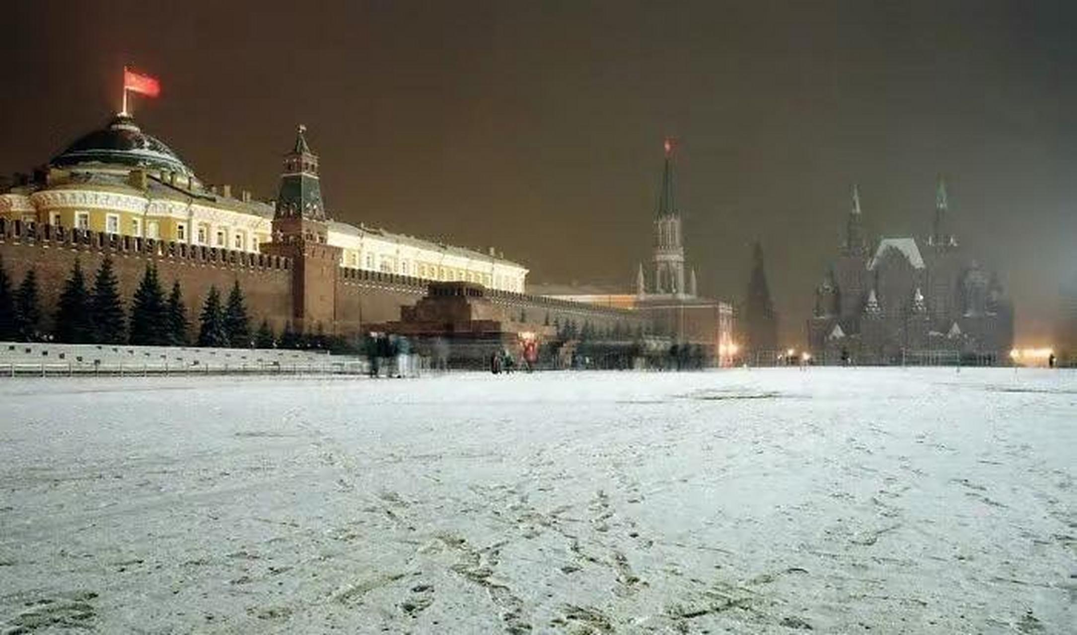 最后一次苏联国旗在莫斯科红场的克里姆林宫上空飘扬.