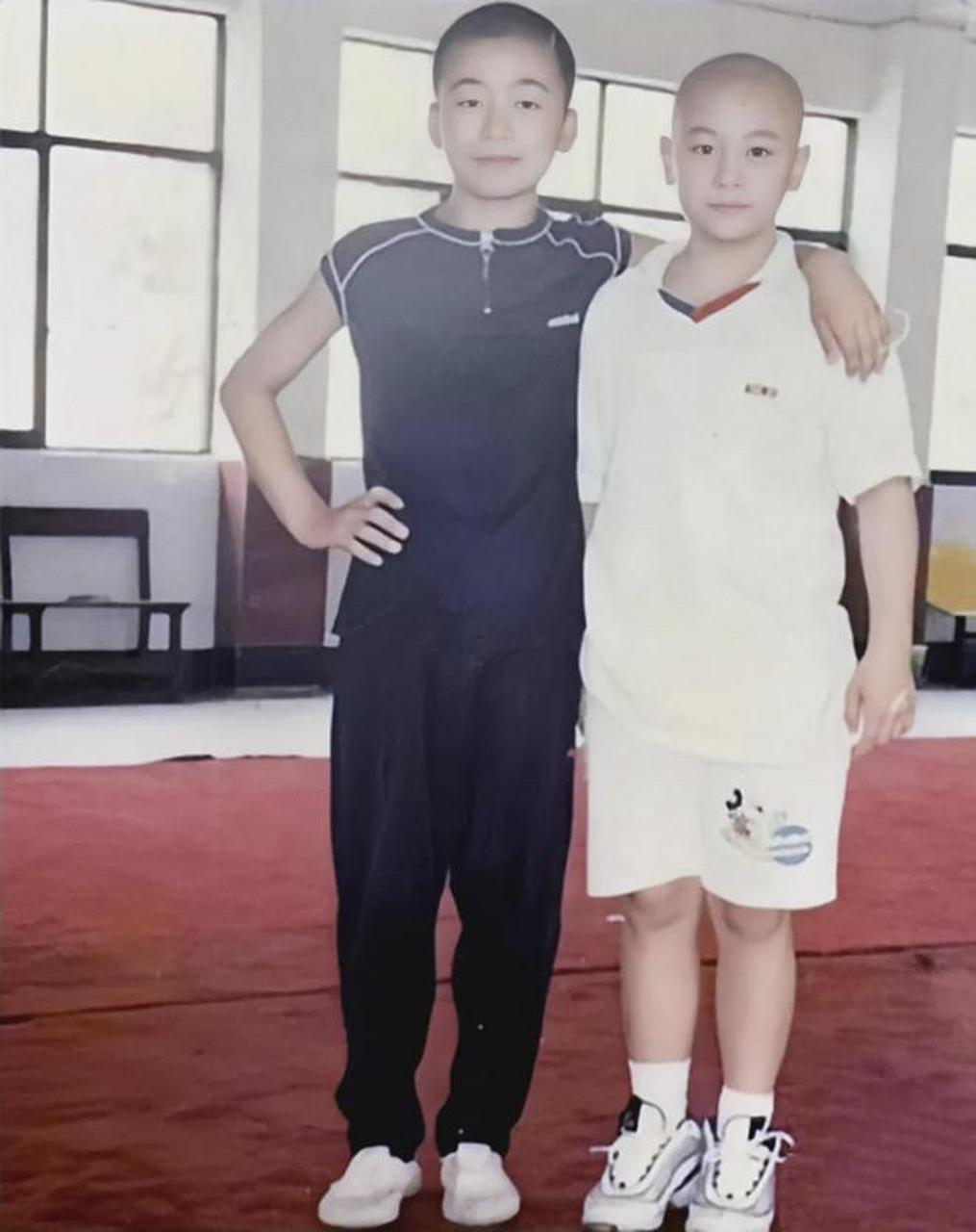 在1996年的河南少林寺,两位小俗家弟子王宝强和释小龙,在寺庙里留下了