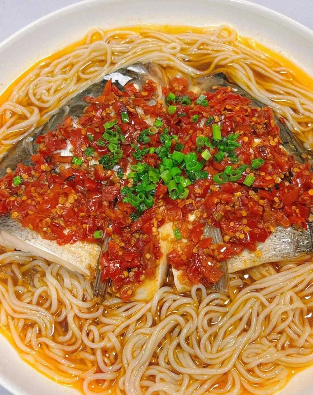 被剁椒鱼头的拌面征服[赞][赞][赞] 一口鱼肉一口面,快乐就是这么简单