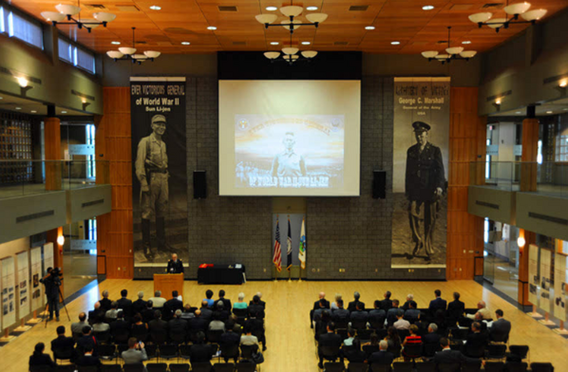 美国弗吉尼亚军事学院为孙立人树立了巨型照片,另一侧是五星上将