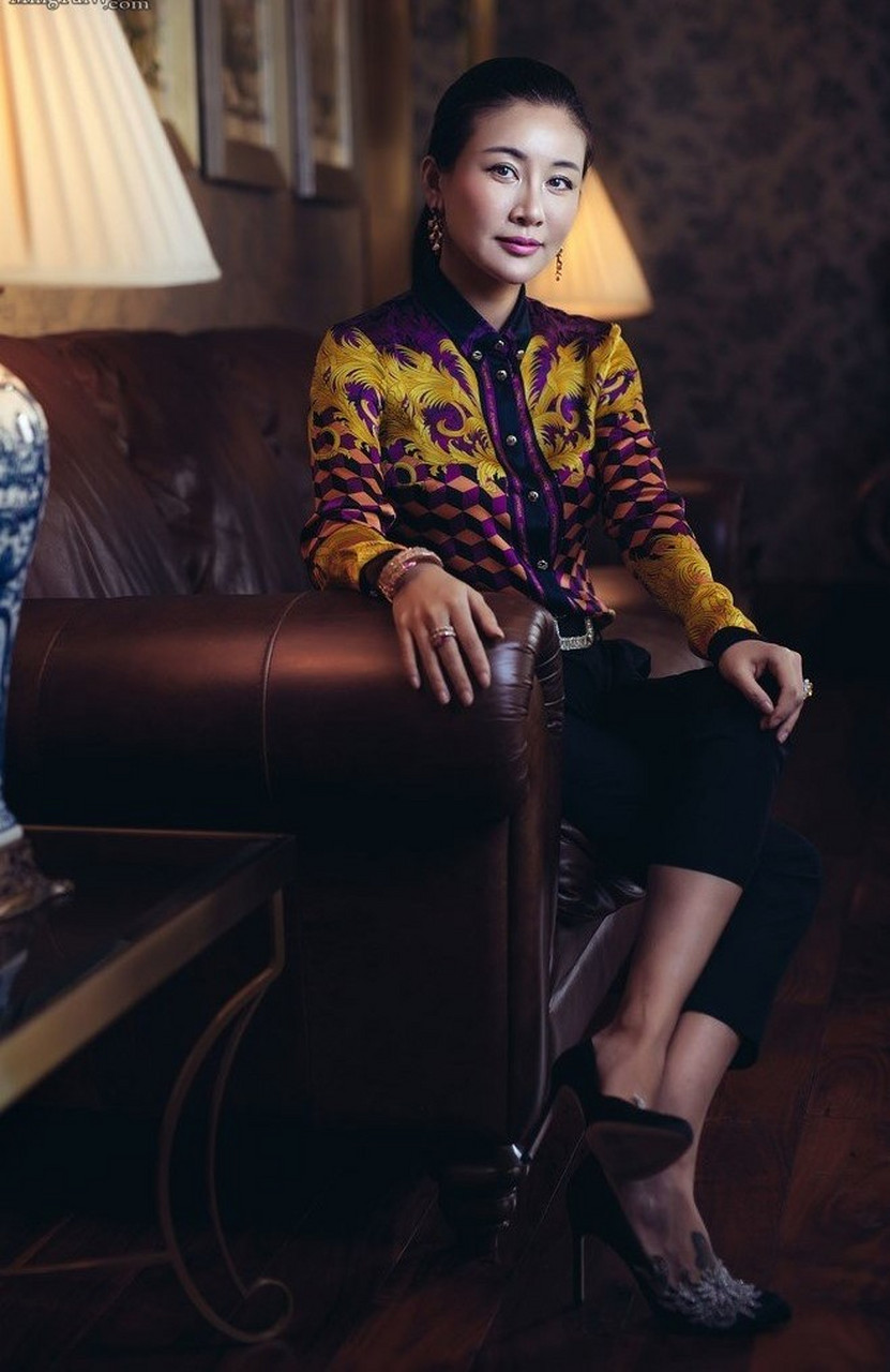 宋美遐   中盟世纪传媒女老板    发布知性高跟美足照片[鲜花]