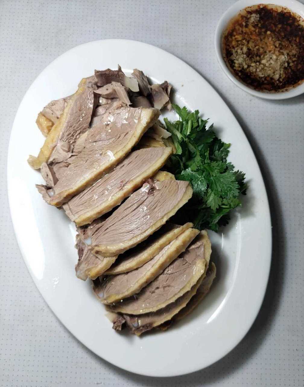 深夜放毒:白斩鸭胸肉,下面有半只鸭头,蘸碟沙姜芫荽花生油豉油.