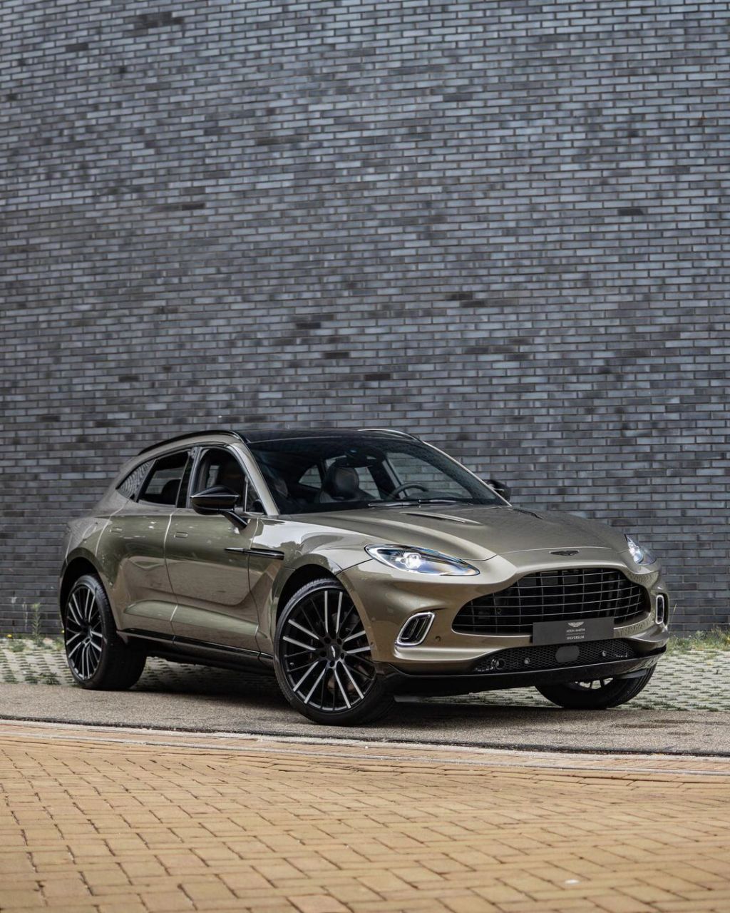 奢华与性能的完美融合:阿斯顿马丁dbx  阿斯顿马丁dbx是一款将奢华与