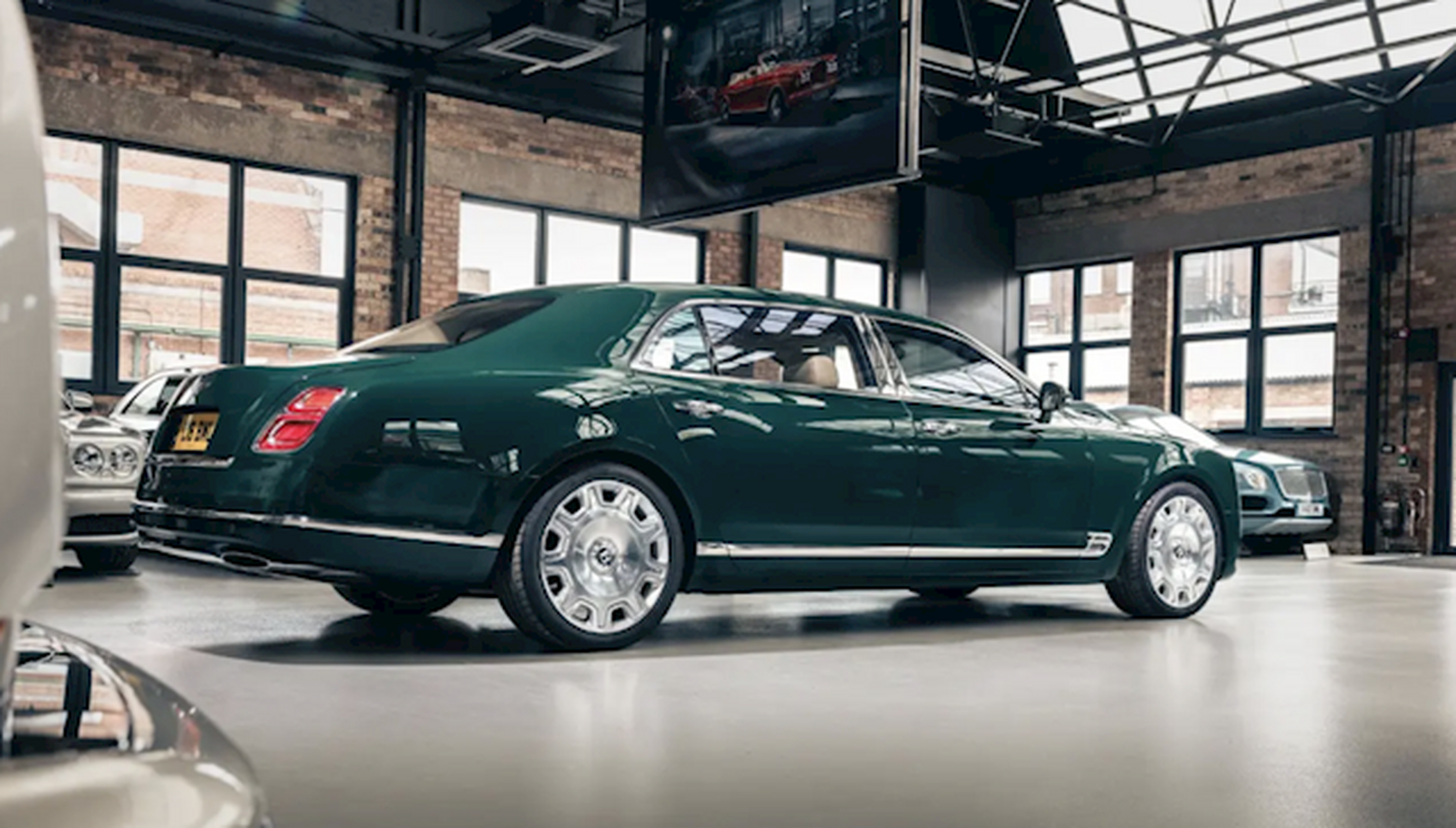 据外媒报道,英国女王伊丽莎白二世的专属座驾——2020款宾利慕尚长