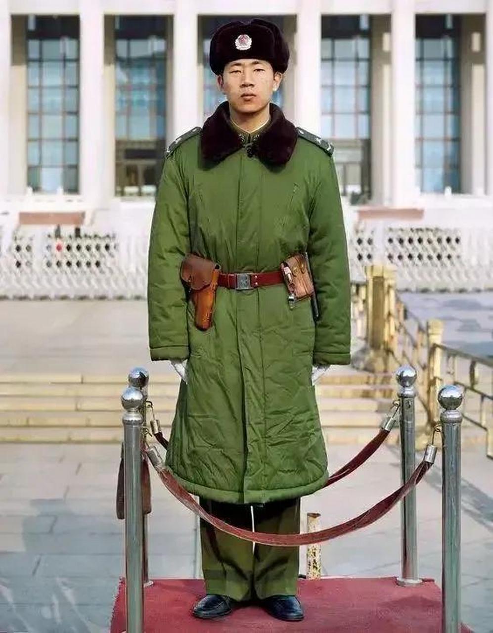 在九十年代,有一张年轻战士站岗执勤的照片,他站得笔直挺拔,英姿飒爽