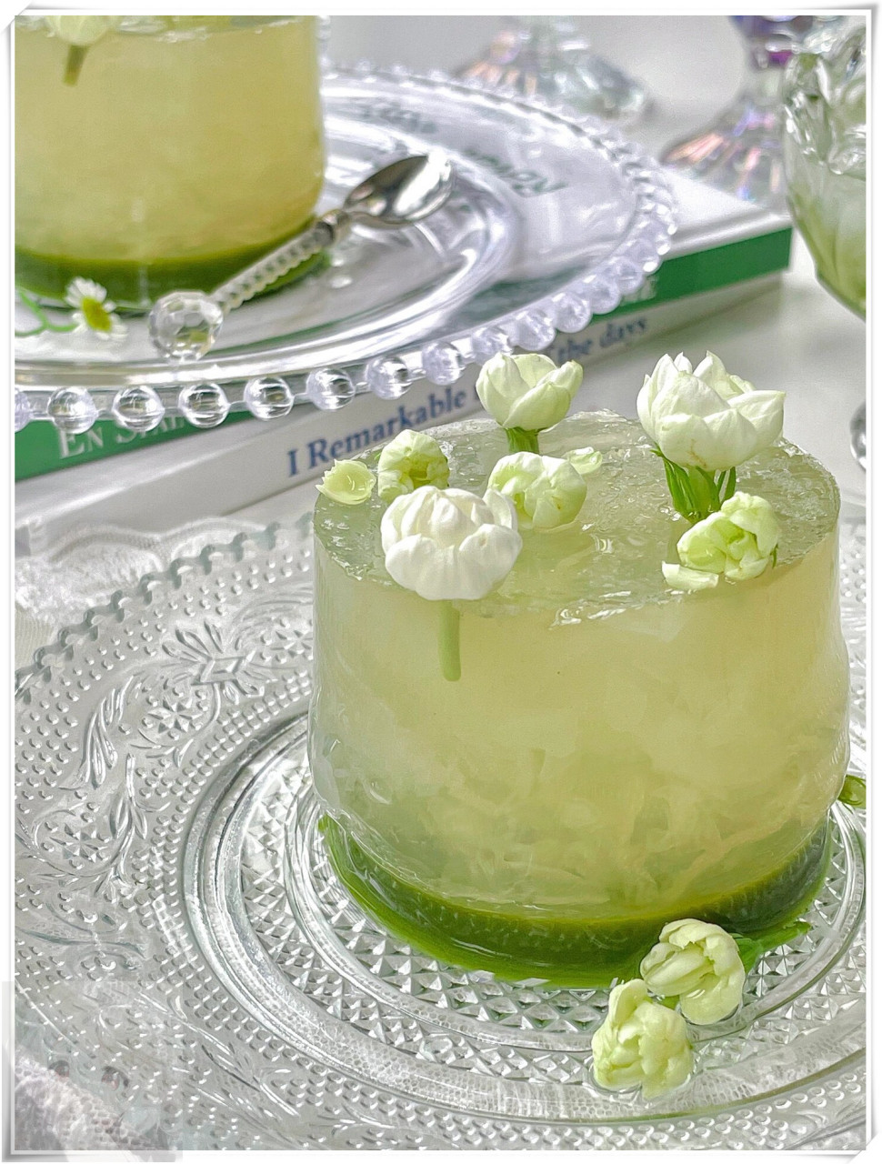 今天给大家推荐一款清新高颜值的银耳茉莉茶冻,低卡又好吃,让你在享受