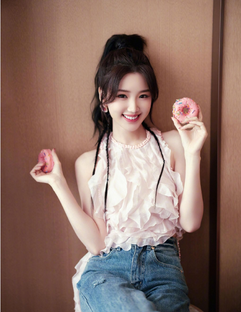 毛晓彤穿粉丝背心牛仔裤甜辣十足 笑容灿烂元气满满  毛晓彤是一位
