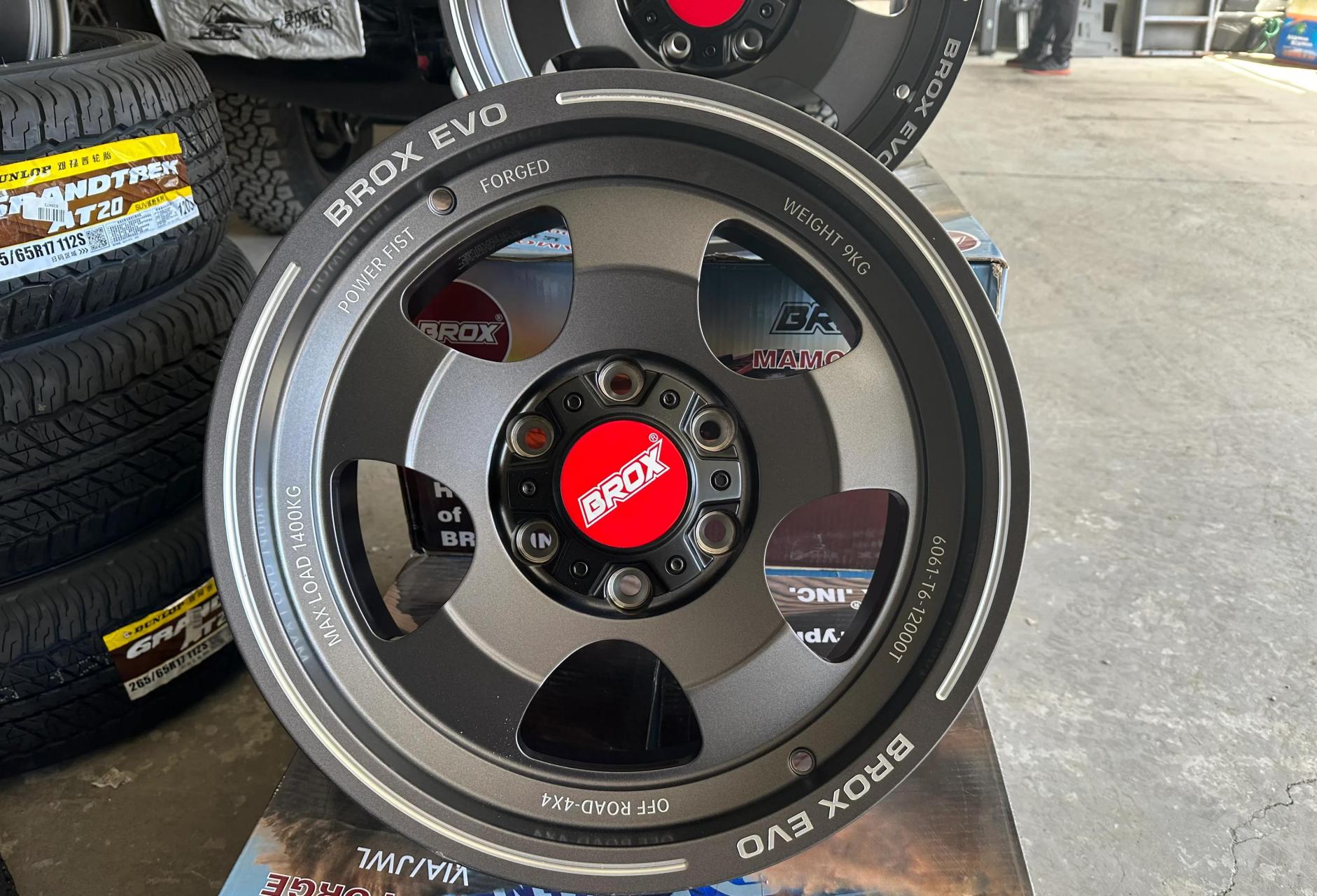 回车库了,给我的老陆巡换套猛犸锻造轮毂 邓禄普at20