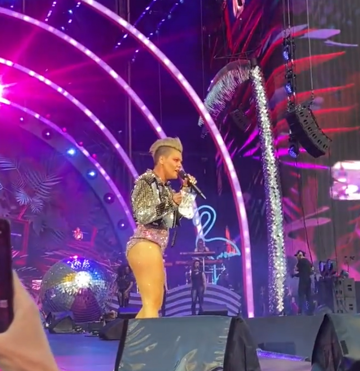 nk在海德公园演唱会演唱时,有歌迷将亲妈的骨灰作为"礼物"扔上舞台,p!