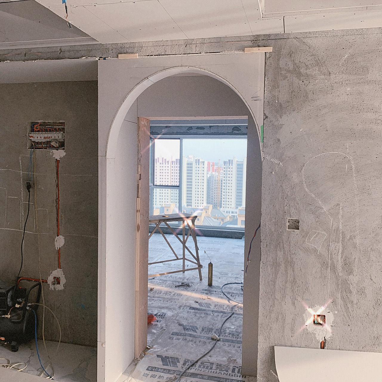 我家一共做了三个拱门的造型,是用石膏板做的 师傅做的时候我们一直在