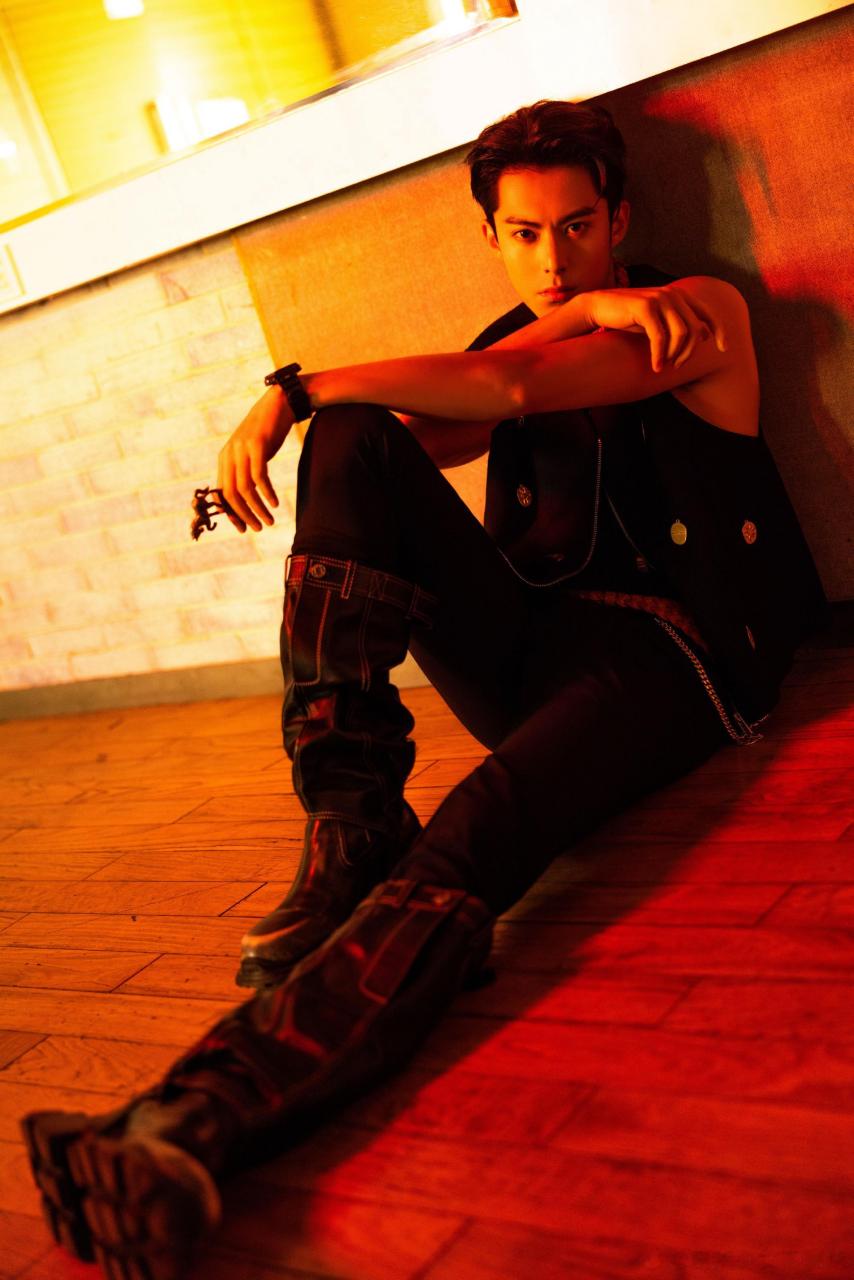 王鹤棣光影大片来了!眼神杀好绝,光影间氛围感拉满,每一张都是大片!