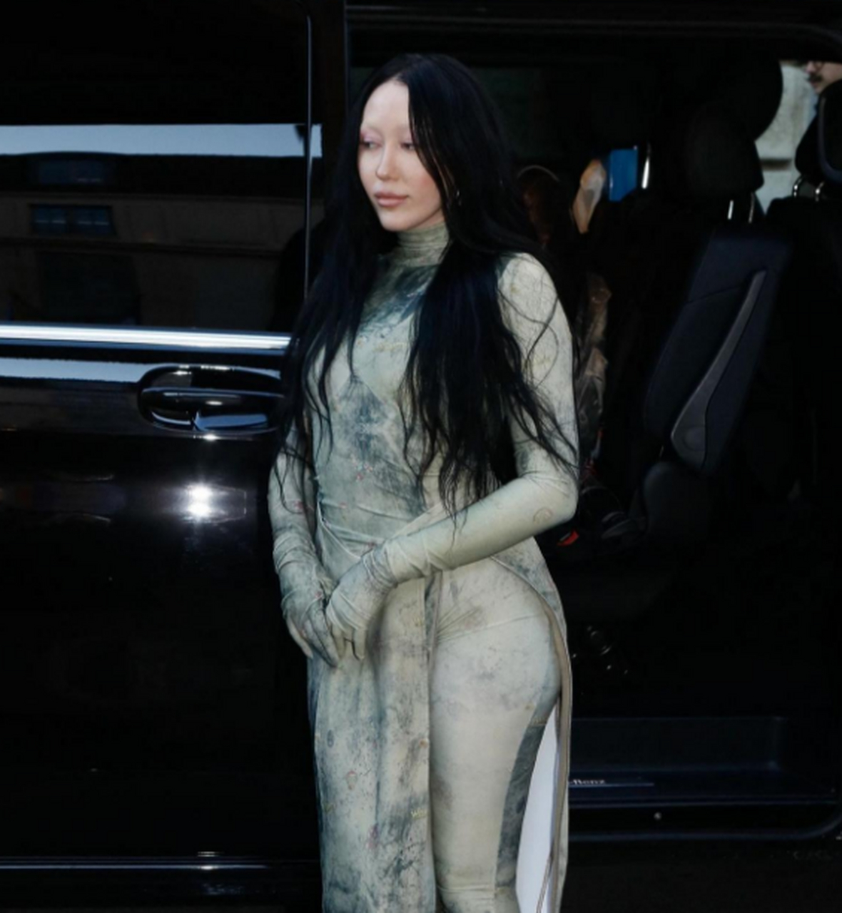 诺雅·赛勒斯这身造型一般人真驾驭不来,太压抑了!