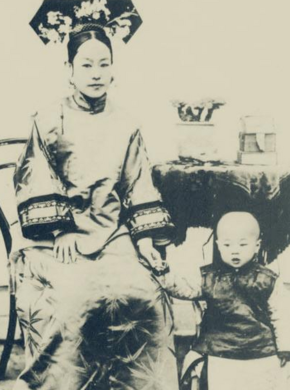 清朝老照片:这张照片是辅国公载泽夫人叶赫那拉静荣,她是慈禧的大侄女