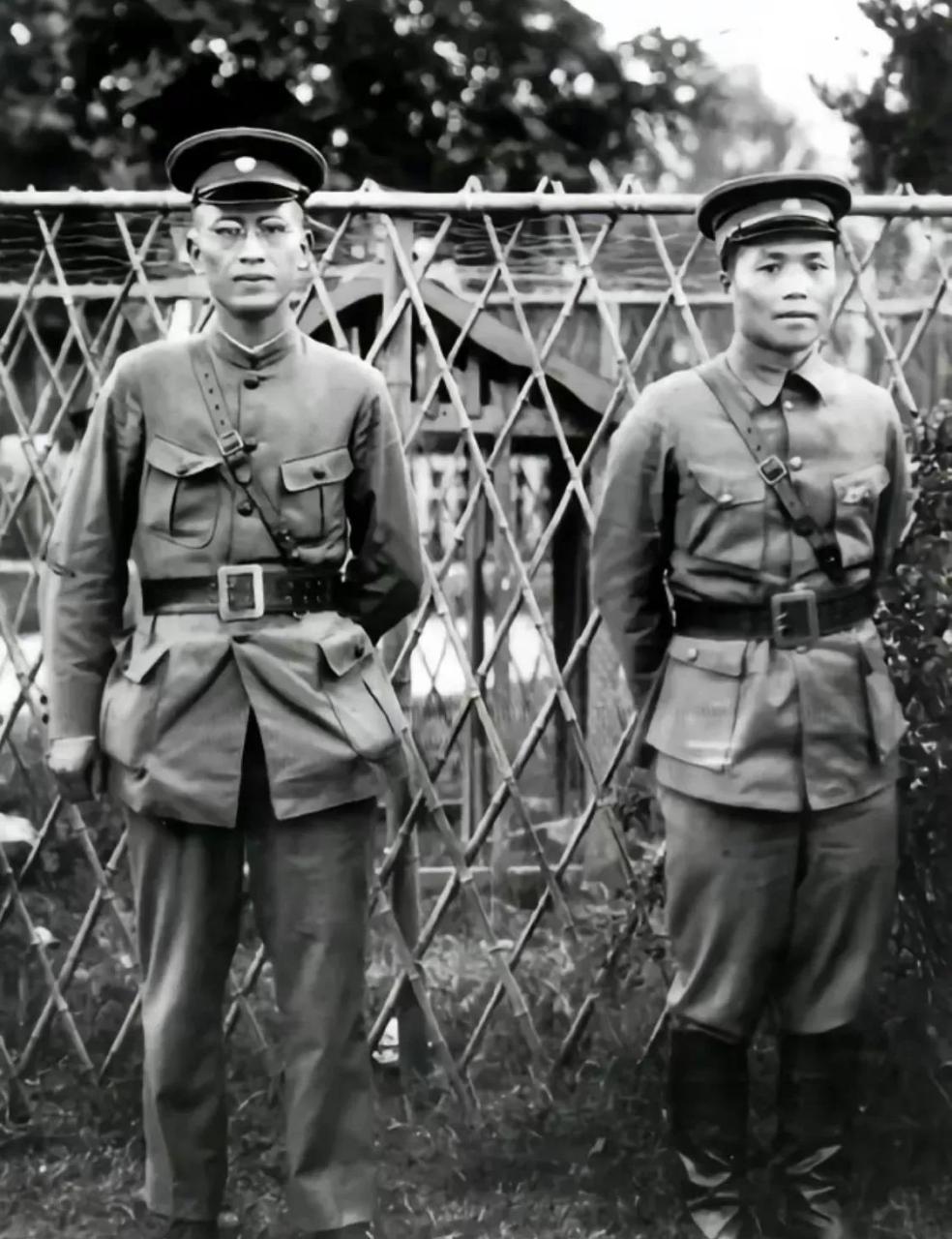 李宗仁和白崇禧的一张合影.照片拍摄于1929年5月5日,左边带着眼镜的,