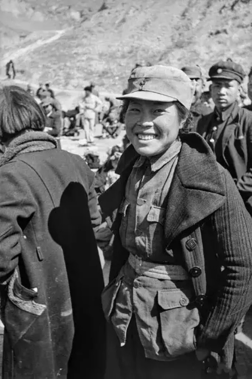 这张照片拍摄于1937年,陕西延安抗大的一个女学员,正在排队领午餐,这