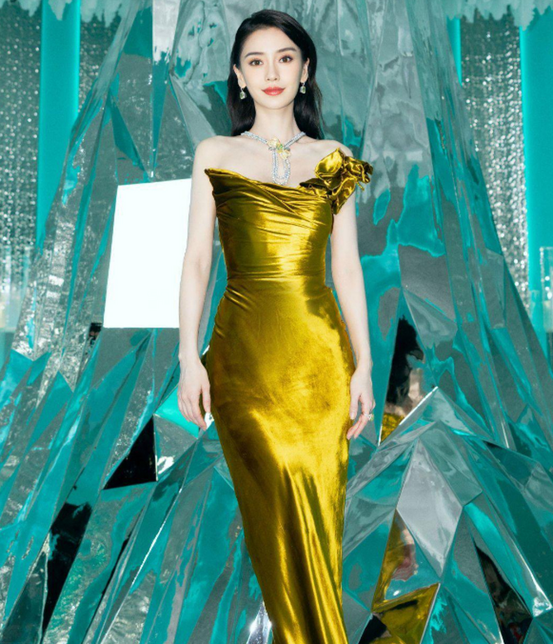 杨颖angelababy现身发布会,脖子上的钻石项链彰显咖位,整个人散发着