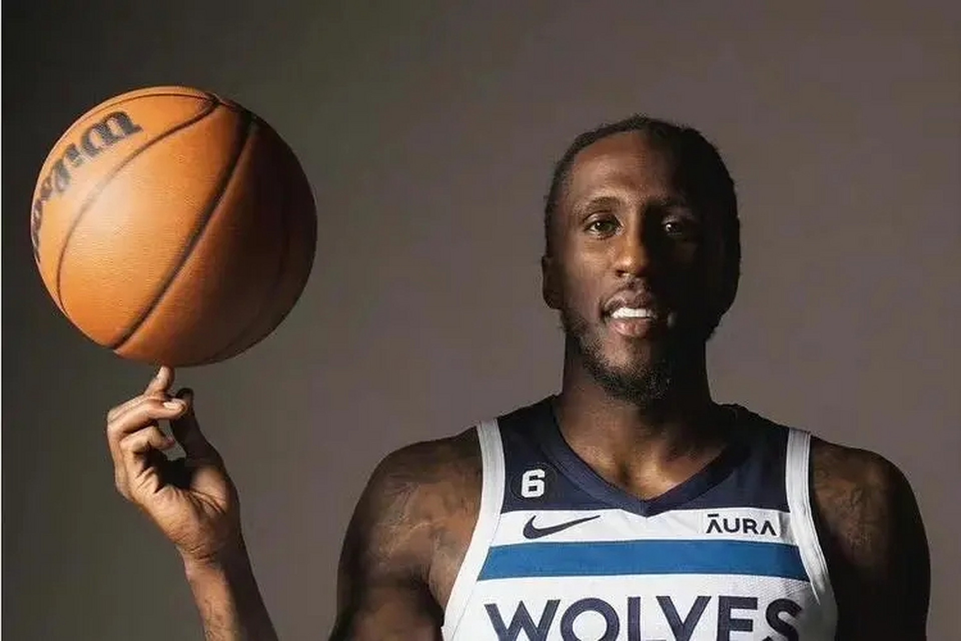 托里恩-普林斯与湖人达成一份签约协议.