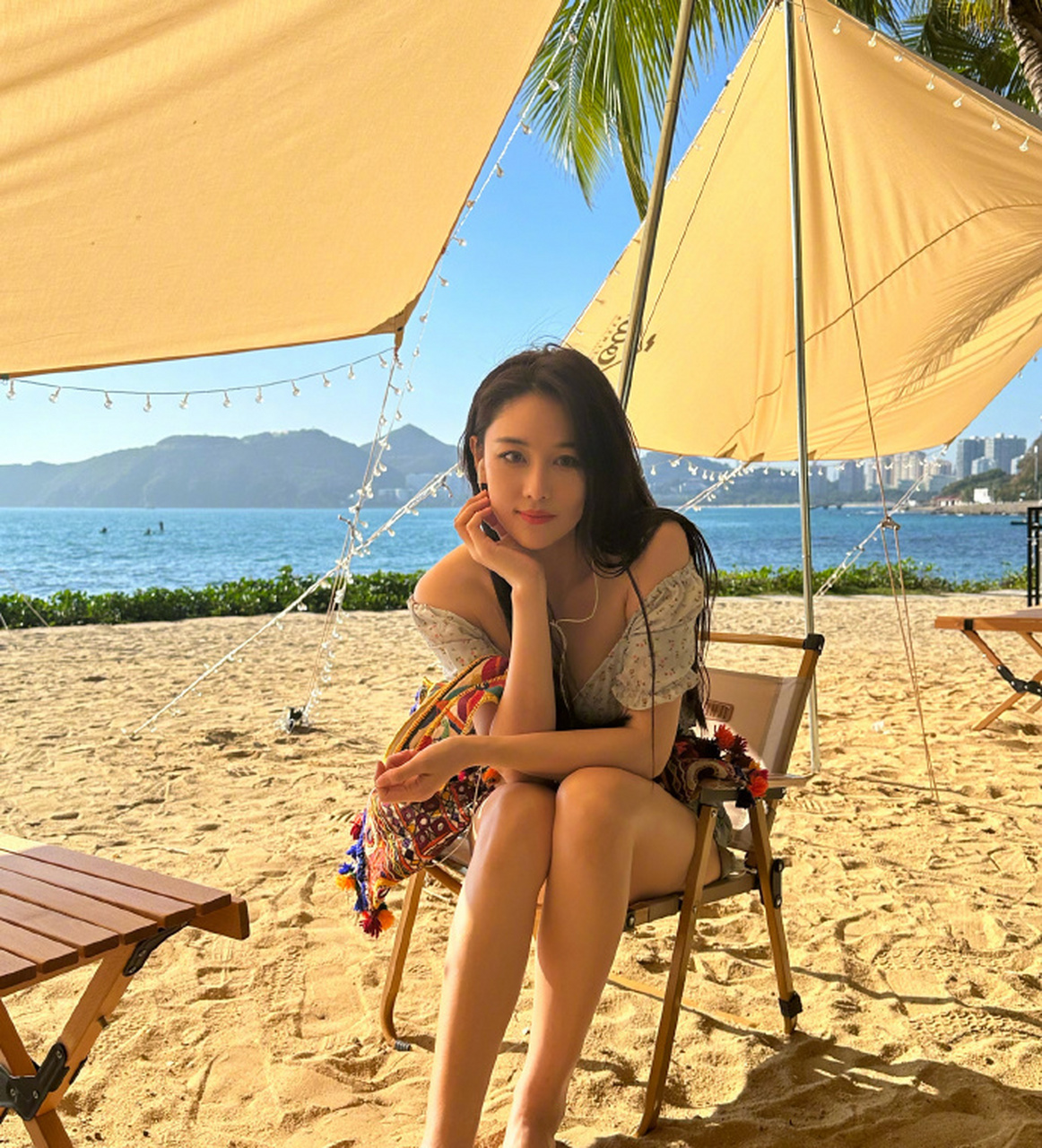 要说享受生活还得是张馨予,身穿一字肩小碎花高腰上衣搭配牛仔热裤在