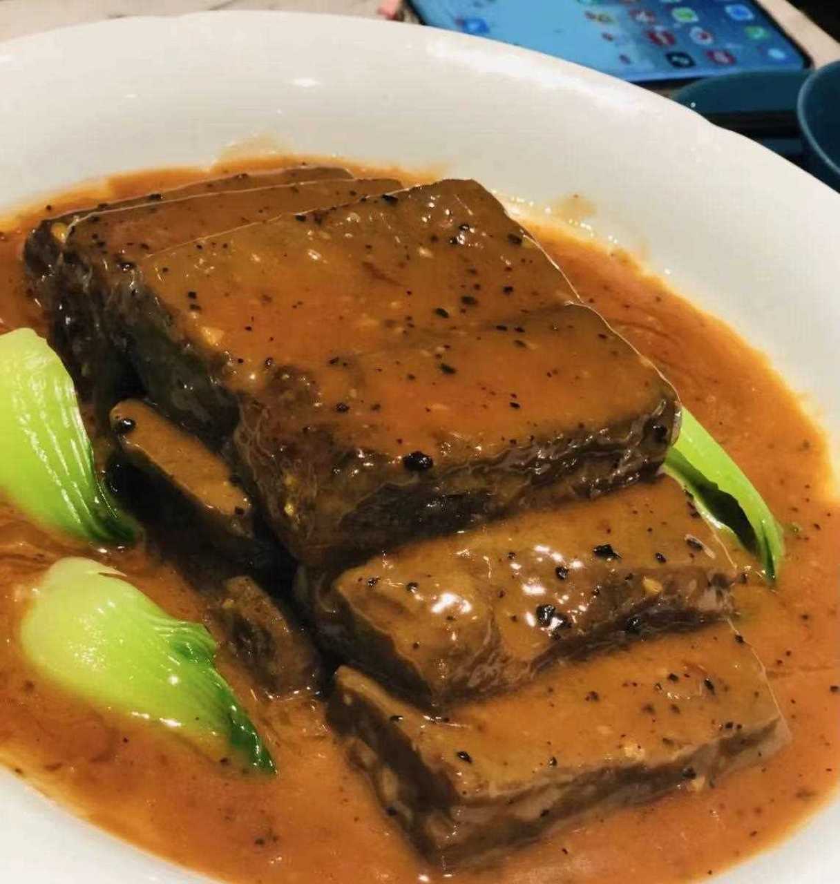 广州菜】    店铺位于融侨中心4楼,地理环境优越,进门有三个福禄寿,挺