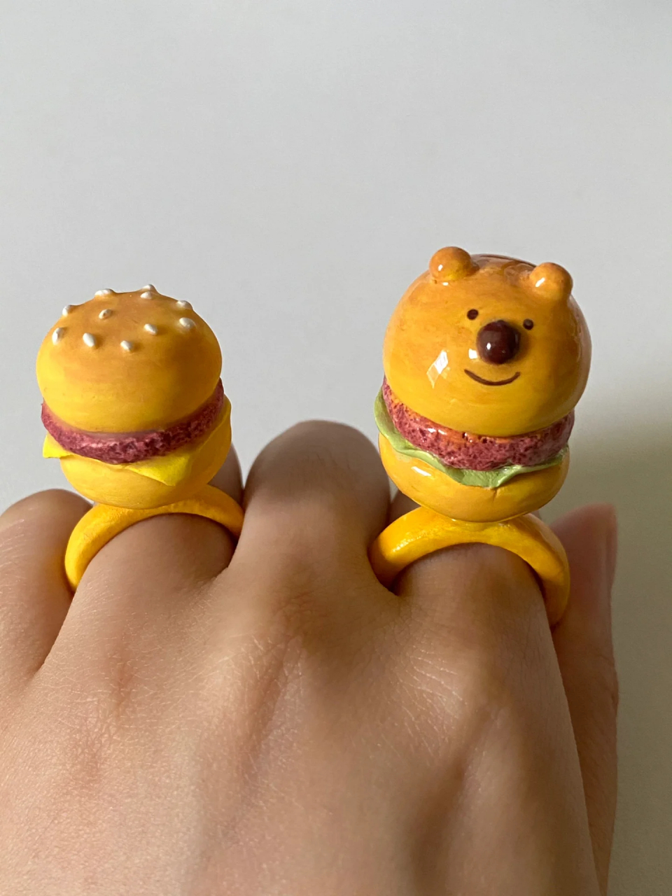 石塑粘土  旋转汉堡戒指～  制作过程和之前的鸭鸭戒指差不多的.