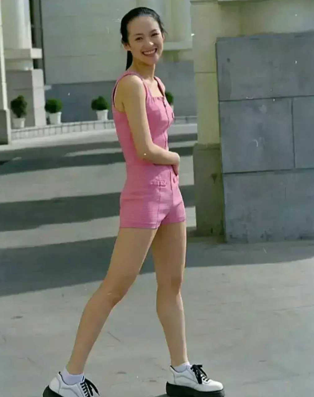 1998年,19岁的章子怡在中央戏剧学院上学时的照片.