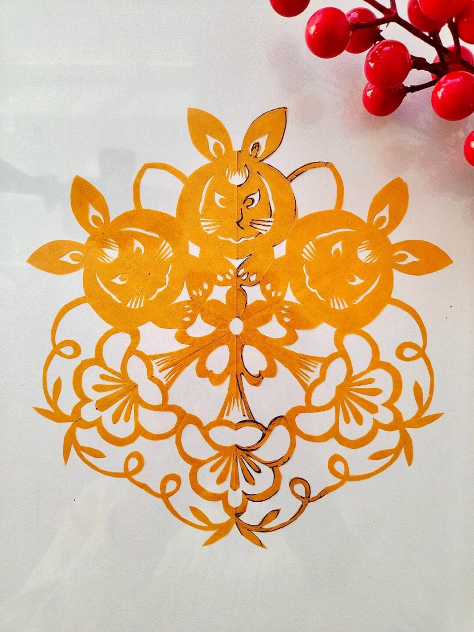 对折剪纸|三只小兔  没人能抵挡可爱的小兔子的魅力.