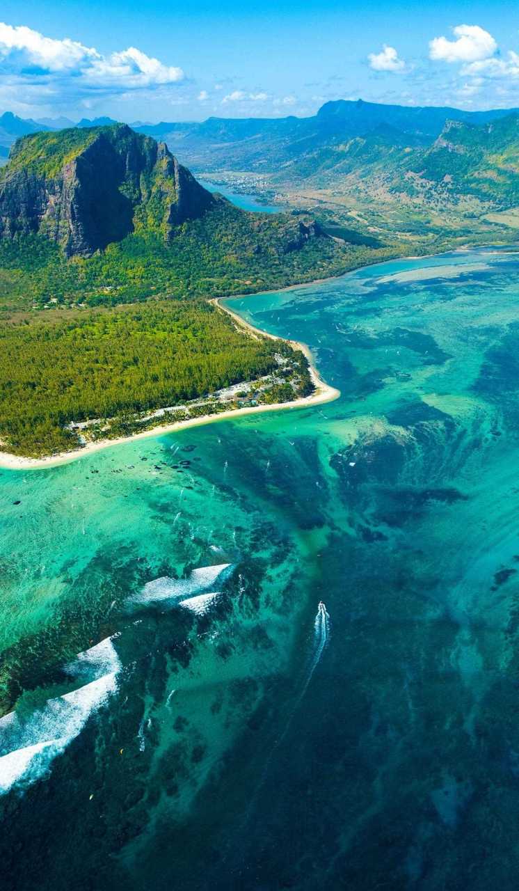 毛里求斯的"水下瀑布"海底瀑布藏在印度洋毛里求斯西南部,落差约3500