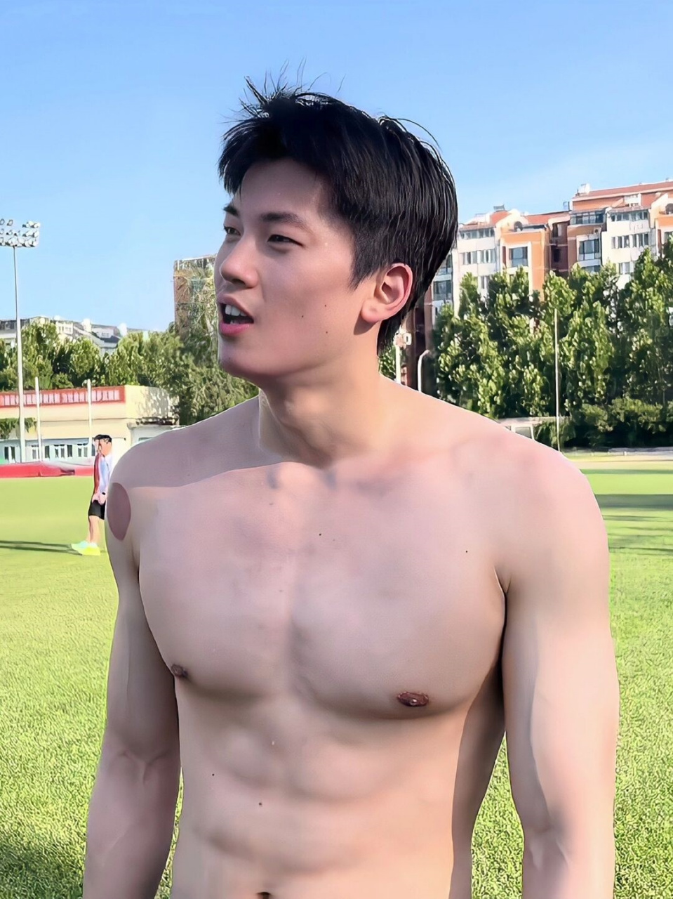 中国男子游泳队 汪顺 汪顺,一位勤奋的运动员,一大早就起床拔火罐